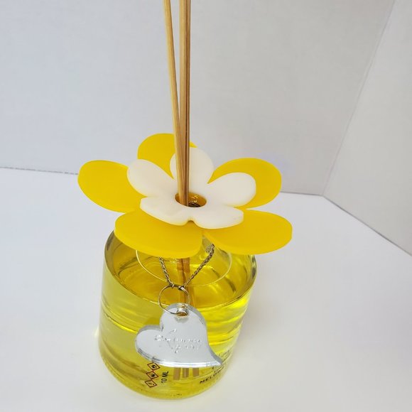 Debora Carlucci Round Reed Diffuser Sweet Argan Scent Bottle w/ Vibrant Flower - Picture 4 of 6